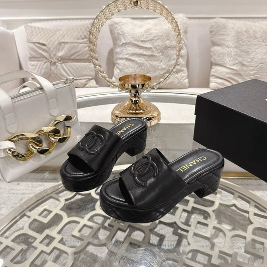 CC EMBOSSED LOGO HIGH HEELS IN BLACK QUILTED CALFSKIN - 35