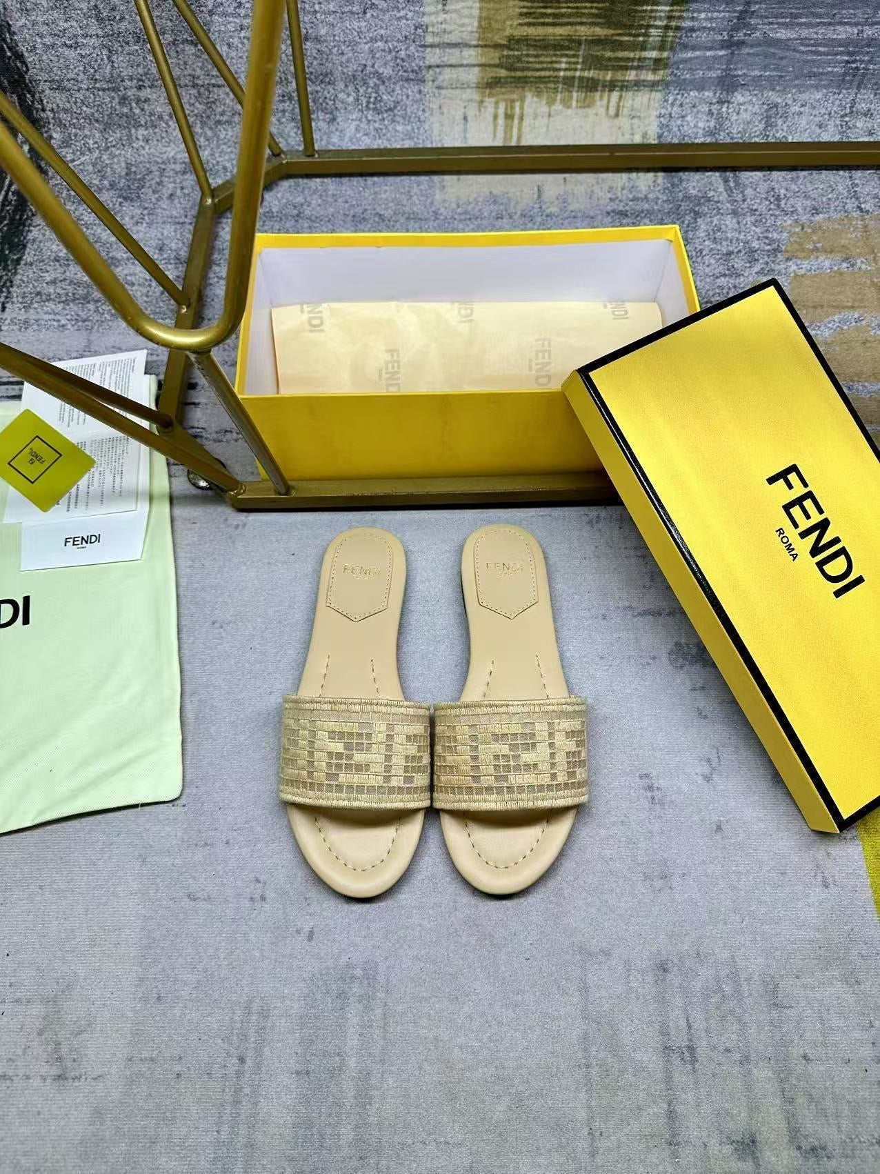 FF SLIDE SANDALS IN BEIGE WOVEN RAFFIA - 35