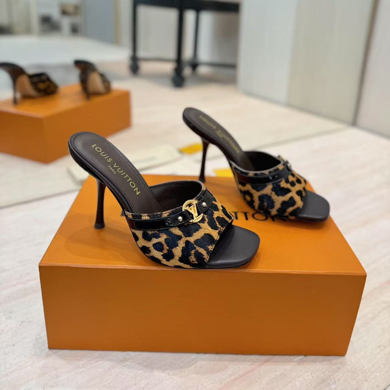 LV LEOPARD HIGH MULES IN BLACK AND BROWN FUR - 35