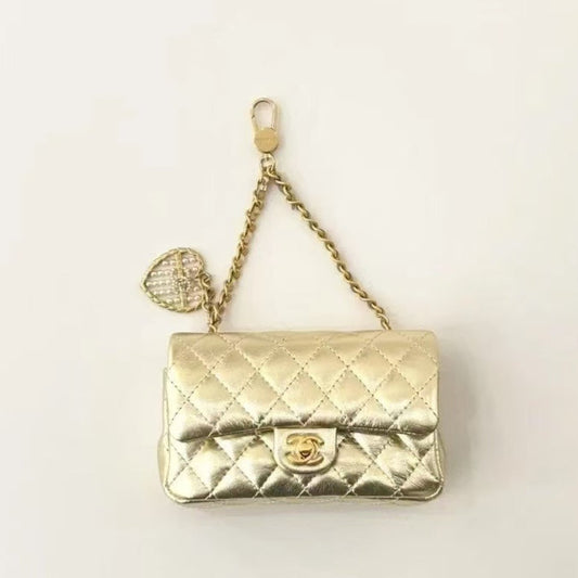 КЛАСИЧНА СУМКА CC CLASSIC FLAP BAG 13 З ЗОЛОТИСТОЇ ОВЕЧОЇ ШКІРИ З КУЛОНОМ У ВИГЛЯДІ ПЕРЛОВОГО СЕРЦЯ