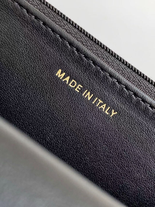 Сумка CC FLAP BAG 19 зі шкіри теляти чорного кольору, золота фурнітура