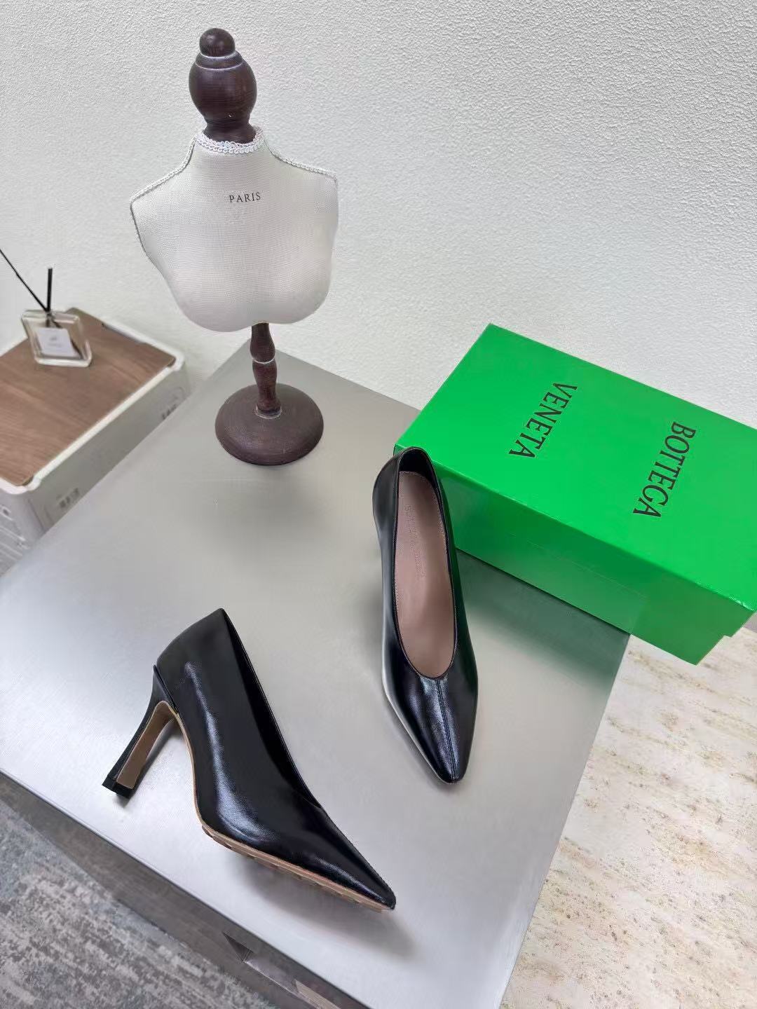 HIGH PUMP IN BLACK SHINY CALFSKIN - 35