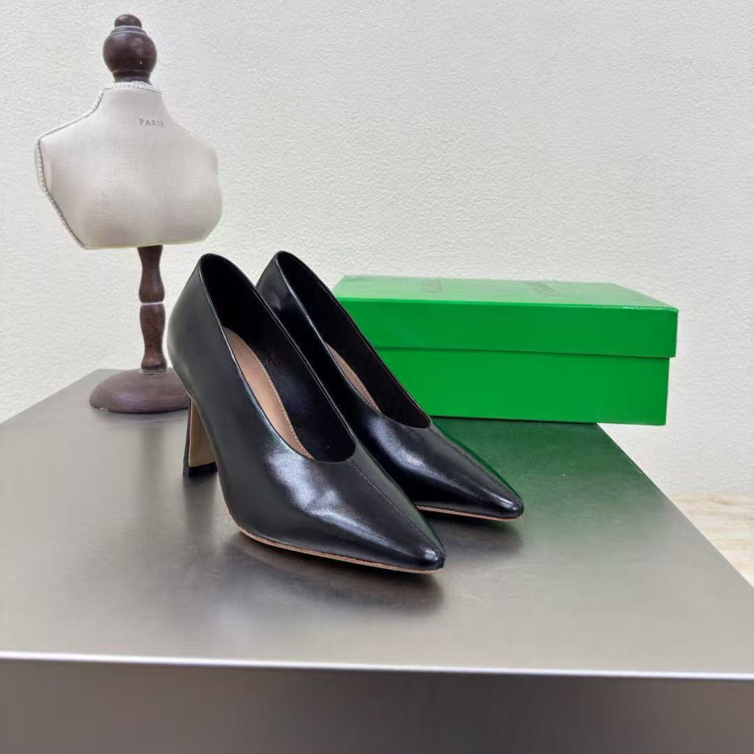 HIGH PUMP IN BLACK SHINY CALFSKIN - 35