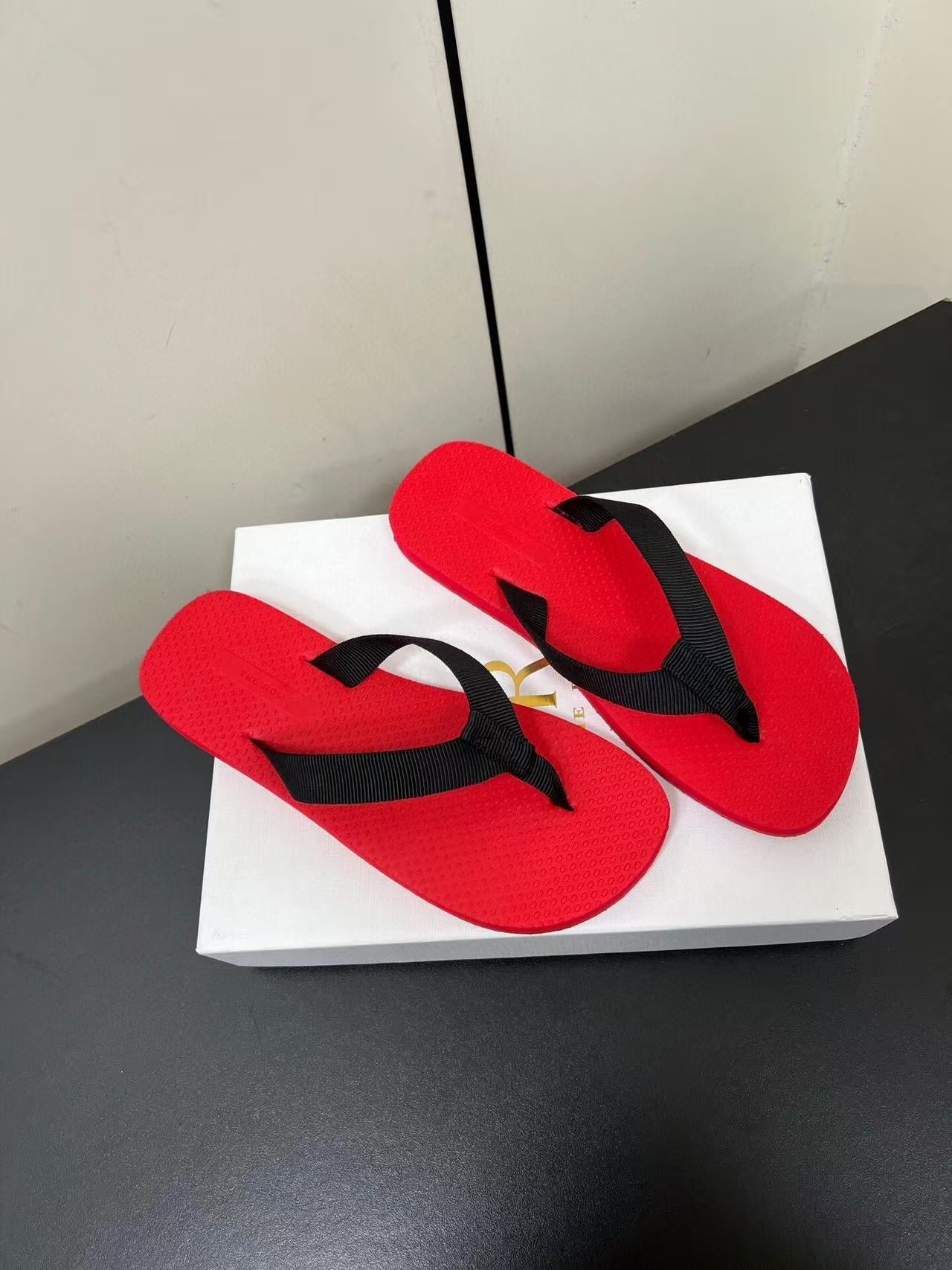 THE ROW THICK-SOLED FLIP FLOPS IN RED RUBBER - 35