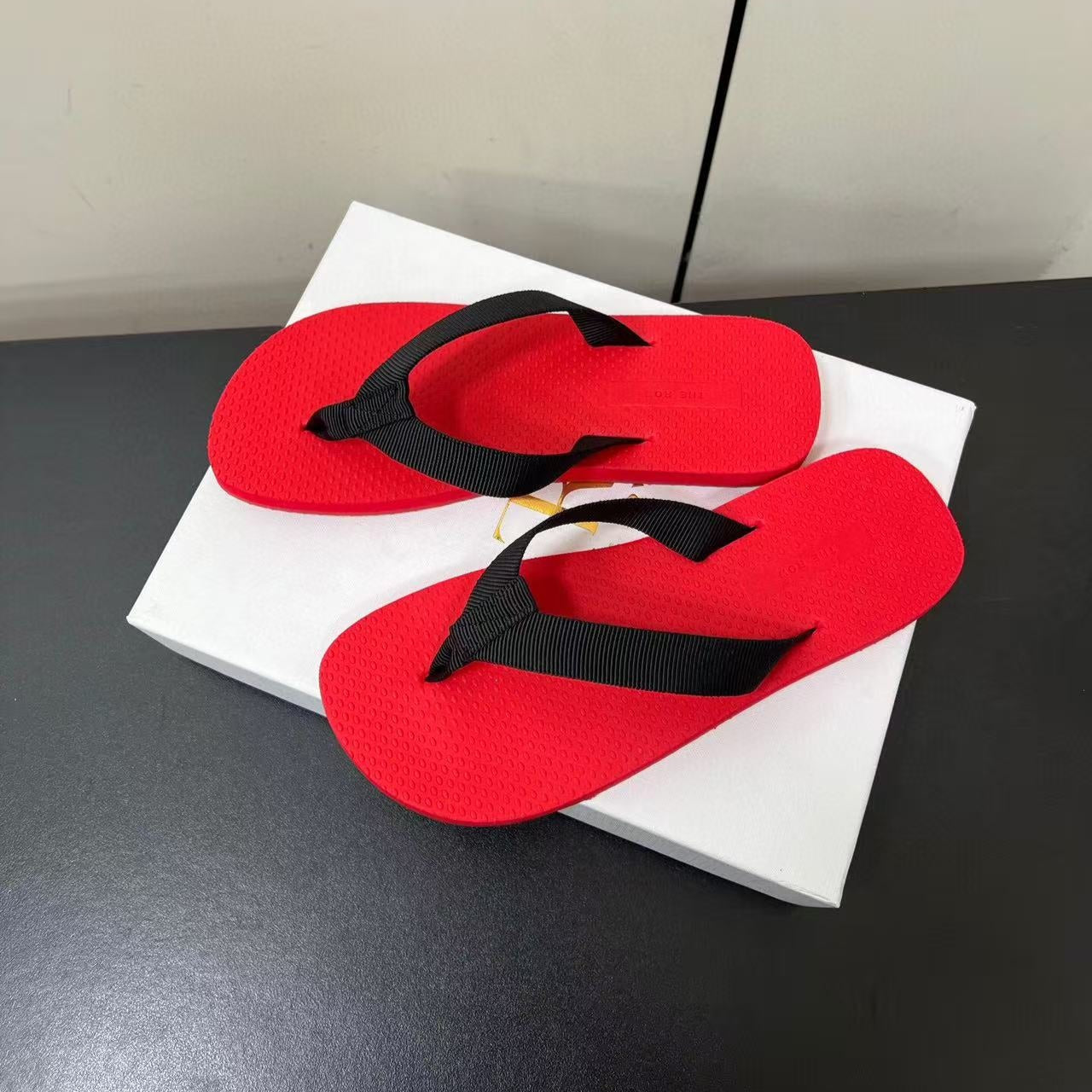 THE ROW THICK-SOLED FLIP FLOPS IN RED RUBBER - 35