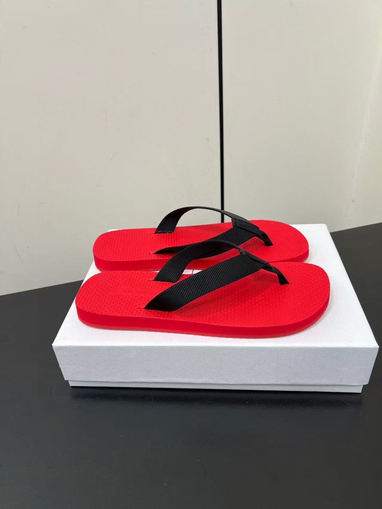 THE ROW THICK-SOLED FLIP FLOPS IN RED RUBBER - 35