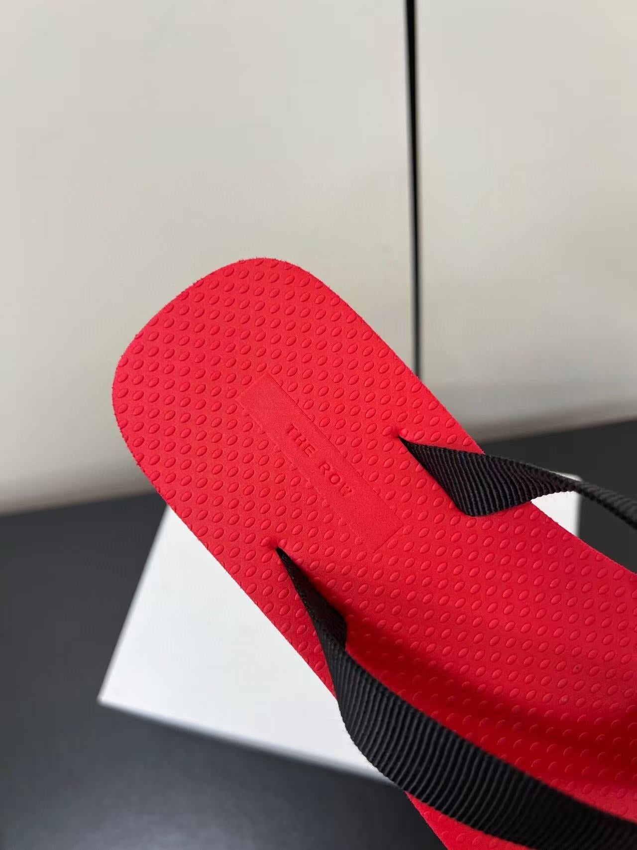 THE ROW THICK-SOLED FLIP FLOPS IN RED RUBBER - 35