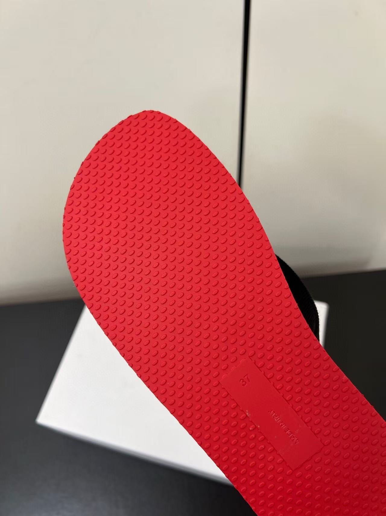THE ROW THICK-SOLED FLIP FLOPS IN RED RUBBER - 35