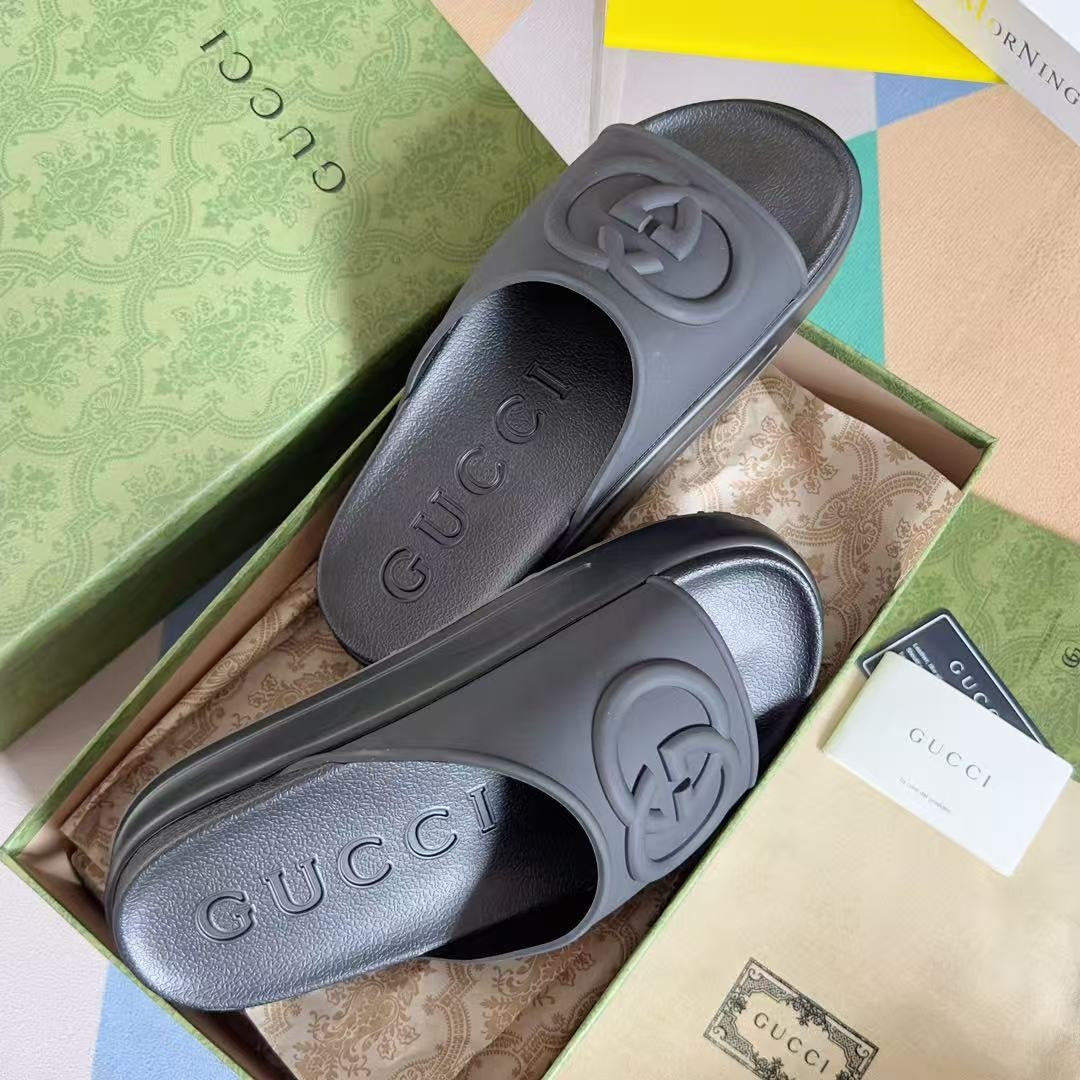 GG EMBOSSED LOGO SLIDE SANDAL IN BLACK RUBBER - 35