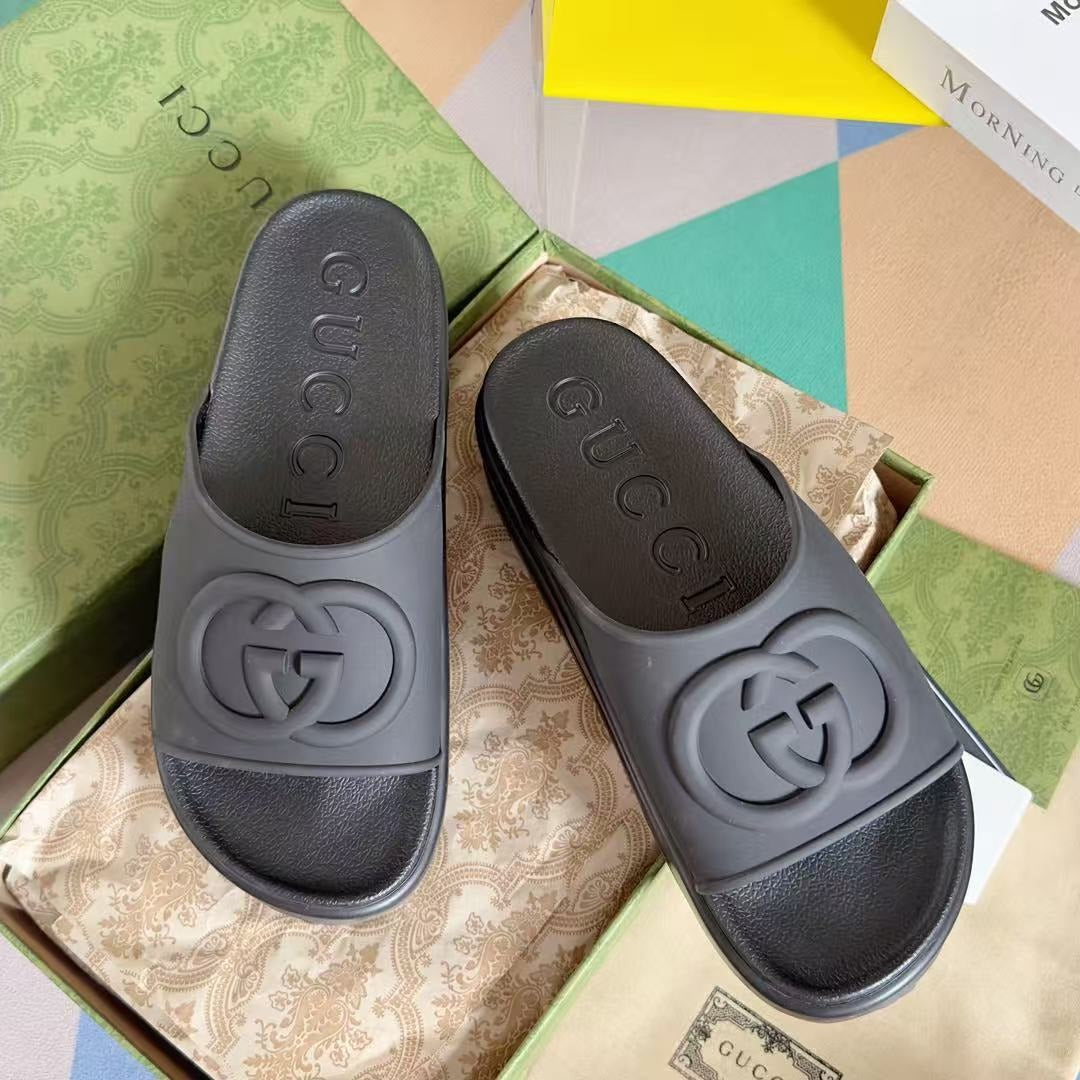 GG EMBOSSED LOGO SLIDE SANDAL IN BLACK RUBBER - 35