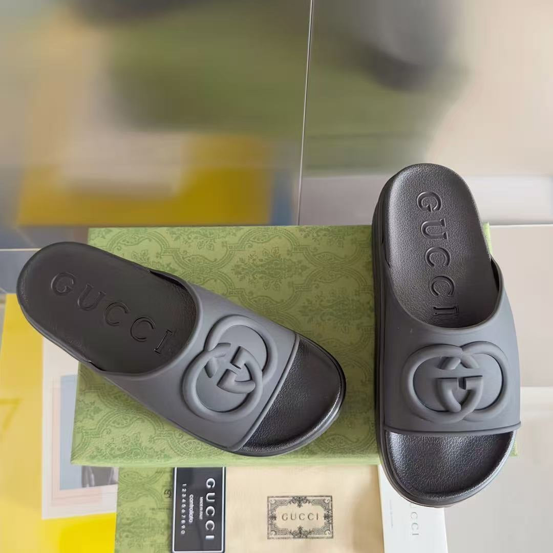 GG EMBOSSED LOGO SLIDE SANDAL IN BLACK RUBBER - 35