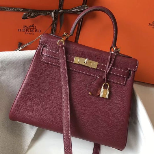 KELLY 28CM У БОРДОВО-ЧЕРВОНІЙ ТЕЛЯЧІЙ ШКІРІ З ЗОЛОТОЮ ФУРНІТУРОЮ - ПОПЕРЕДНЄ ЗАМОВЛЕННЯ