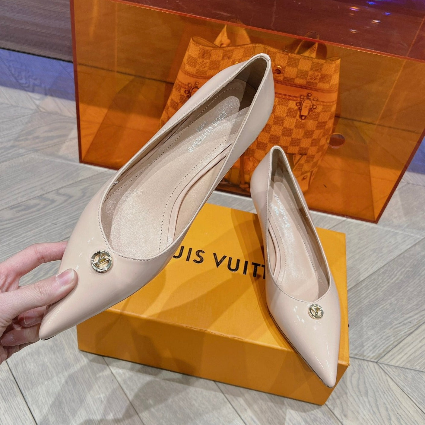 LV SINGLE LOW HEEL PUMP BIEGE - 34
