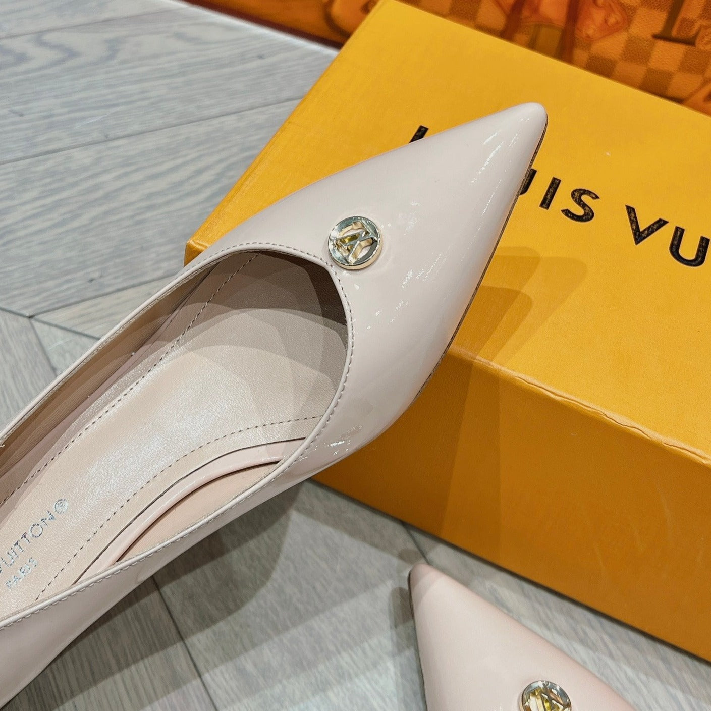 LV SINGLE LOW HEEL PUMP BIEGE - 34
