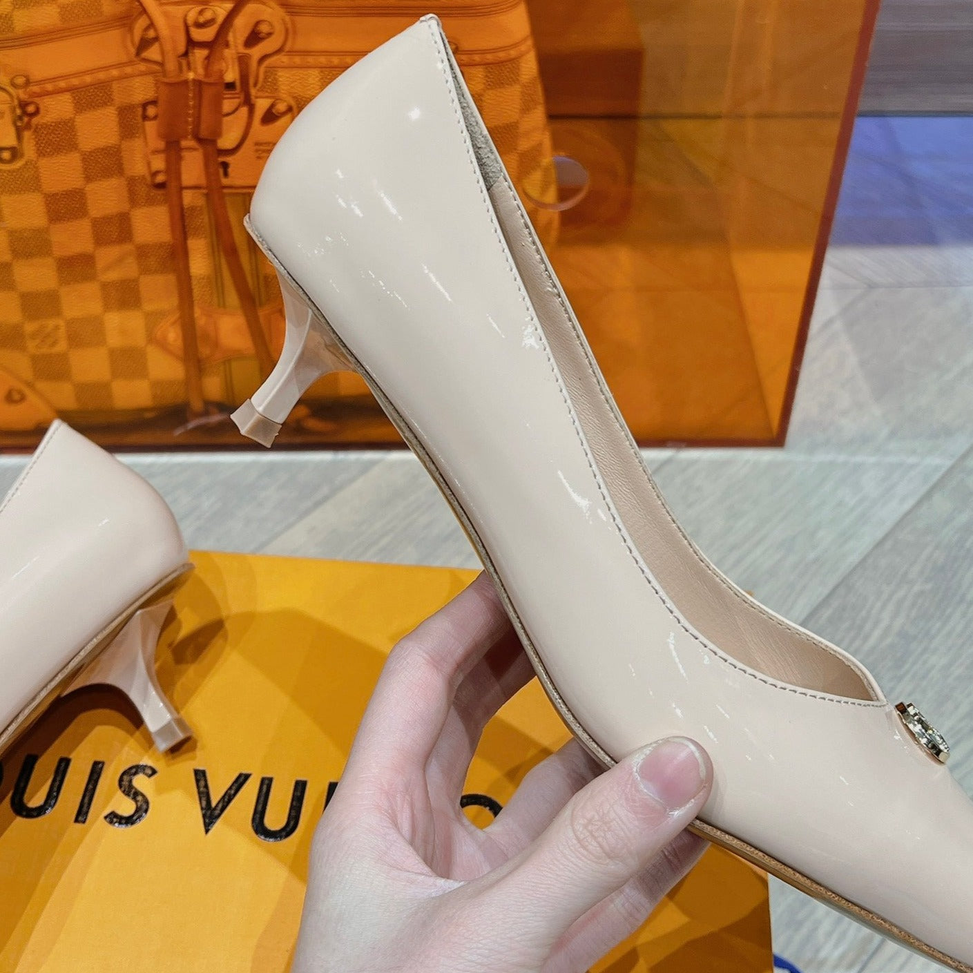 LV SINGLE LOW HEEL PUMP BIEGE - 34