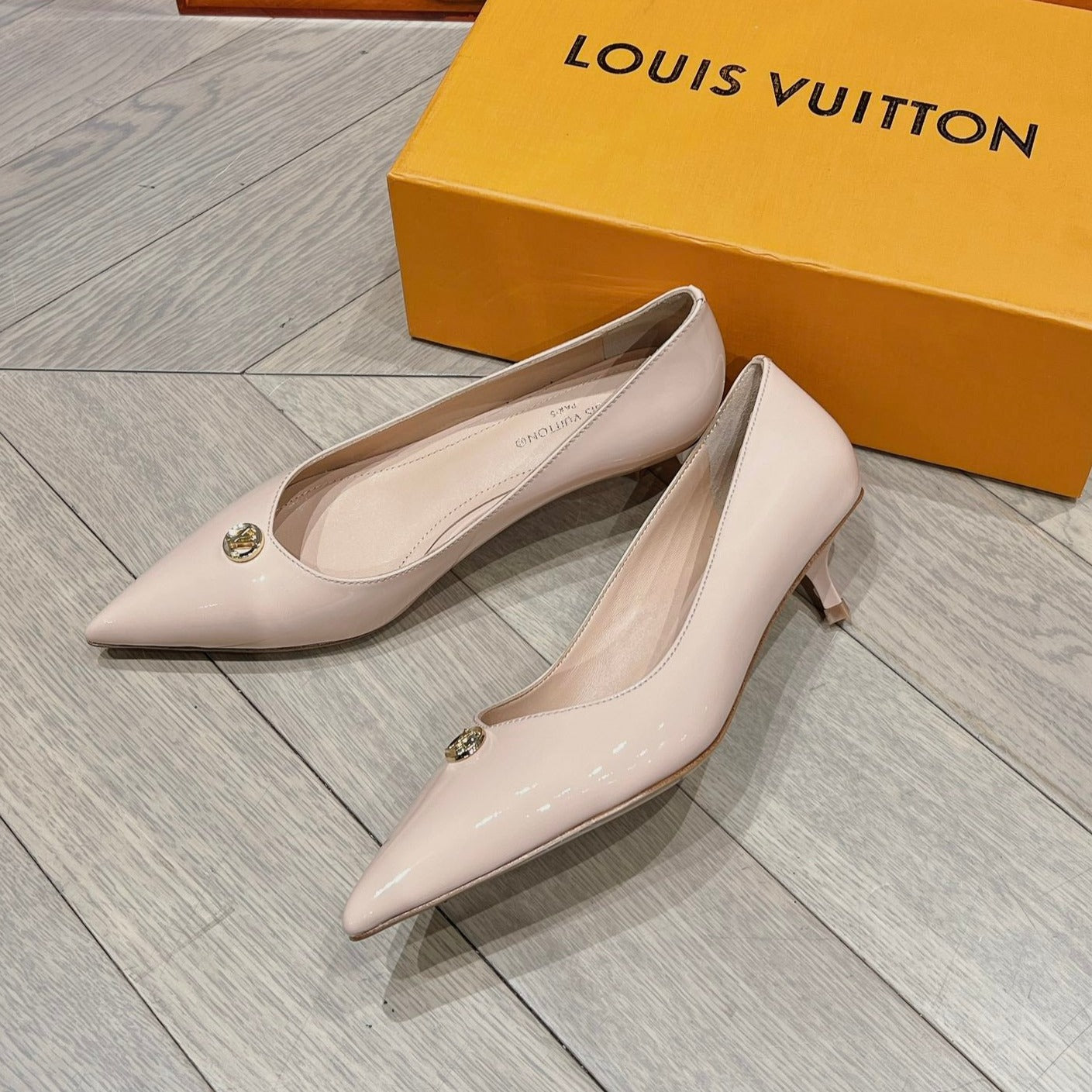 LV SINGLE LOW HEEL PUMP BIEGE - 34
