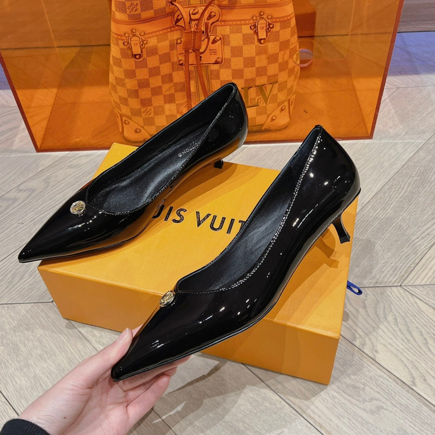 LV SINGLE LOW HEEL PUMP SHINY BLACK - 34