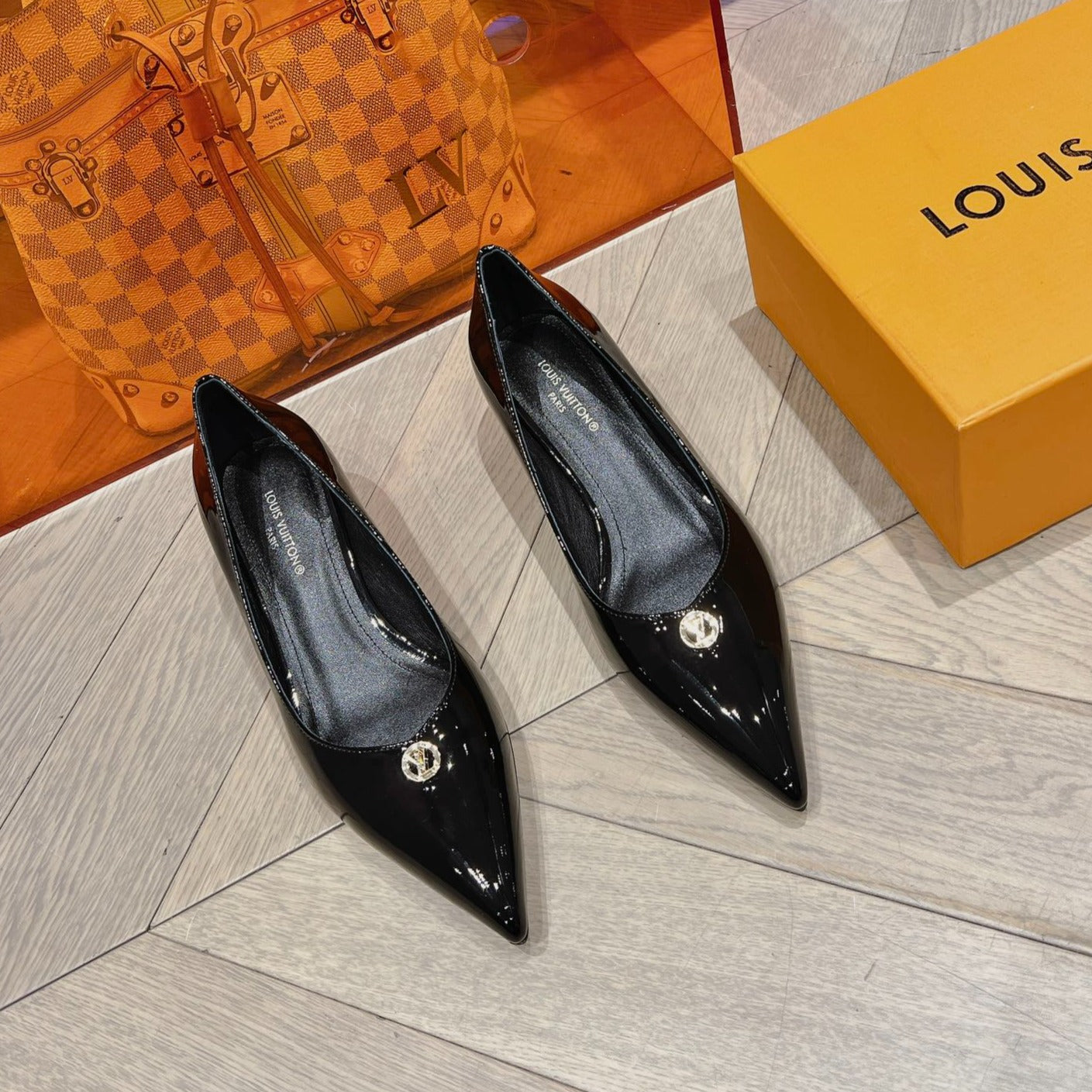 LV SINGLE LOW HEEL PUMP SHINY BLACK - 34