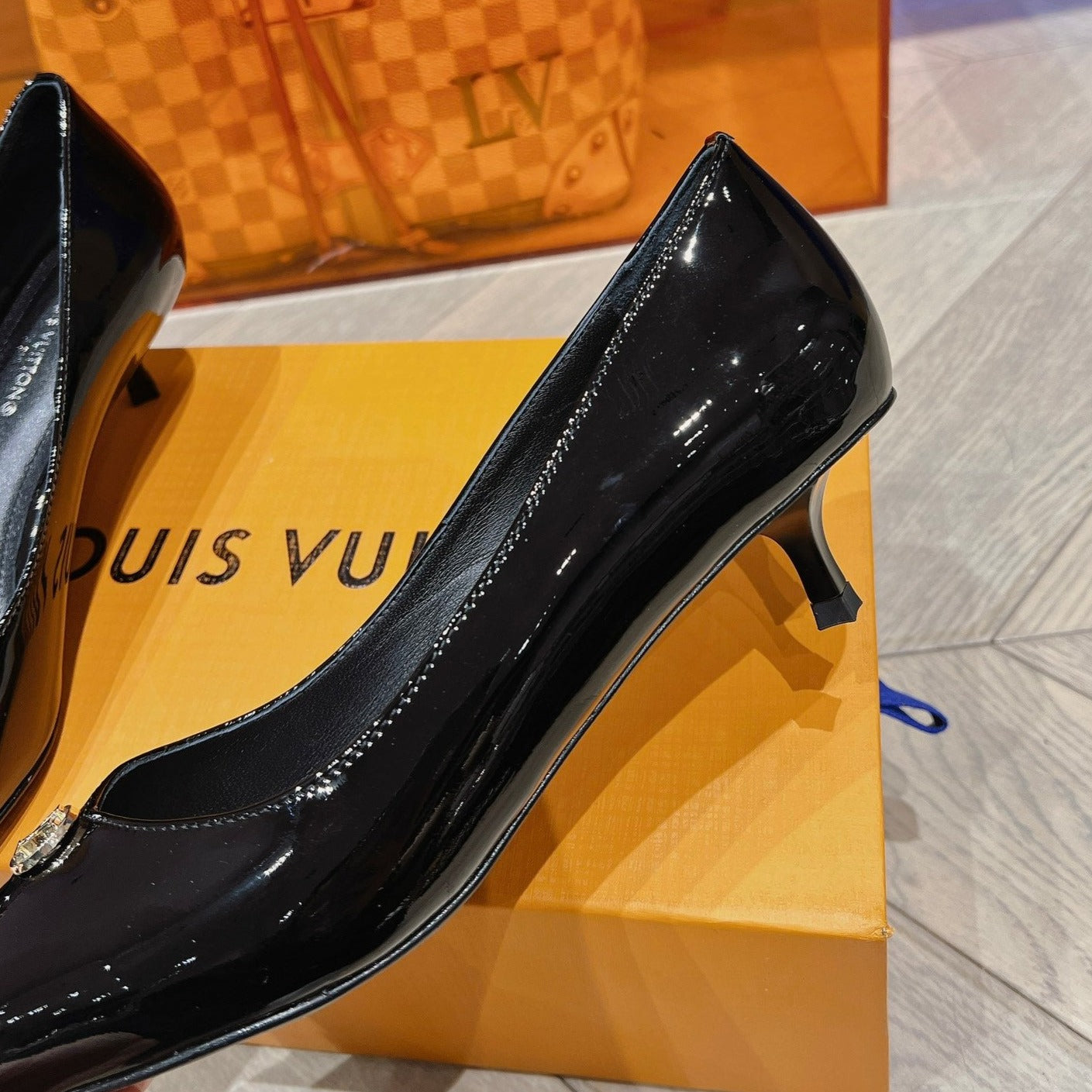 LV SINGLE LOW HEEL PUMP SHINY BLACK - 34