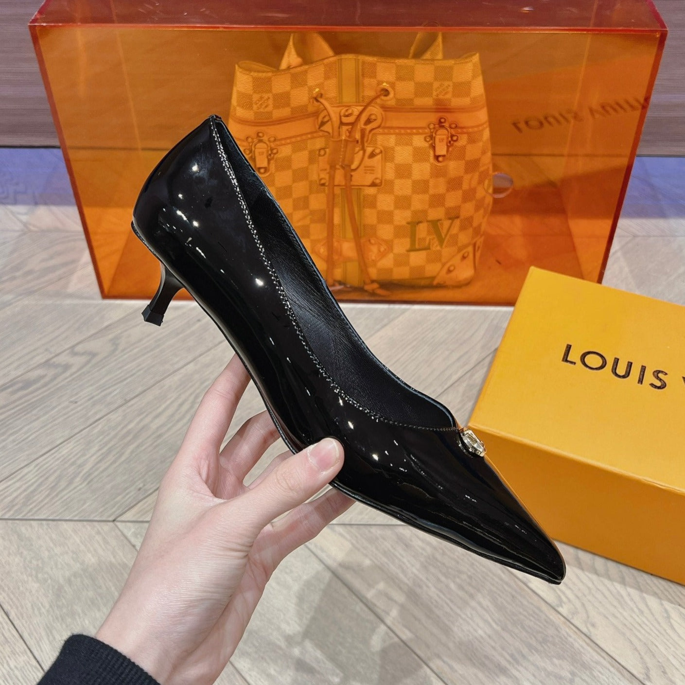 LV SINGLE LOW HEEL PUMP SHINY BLACK - 34
