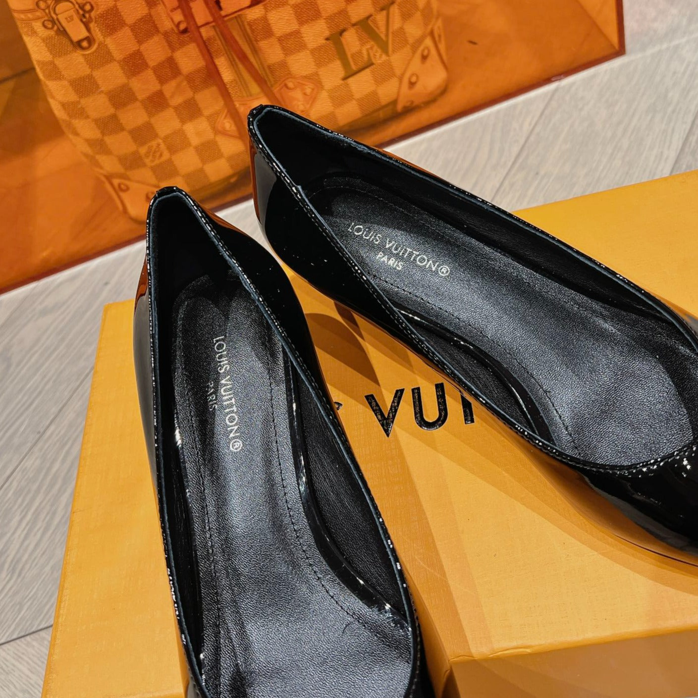 LV SINGLE LOW HEEL PUMP SHINY BLACK - 34