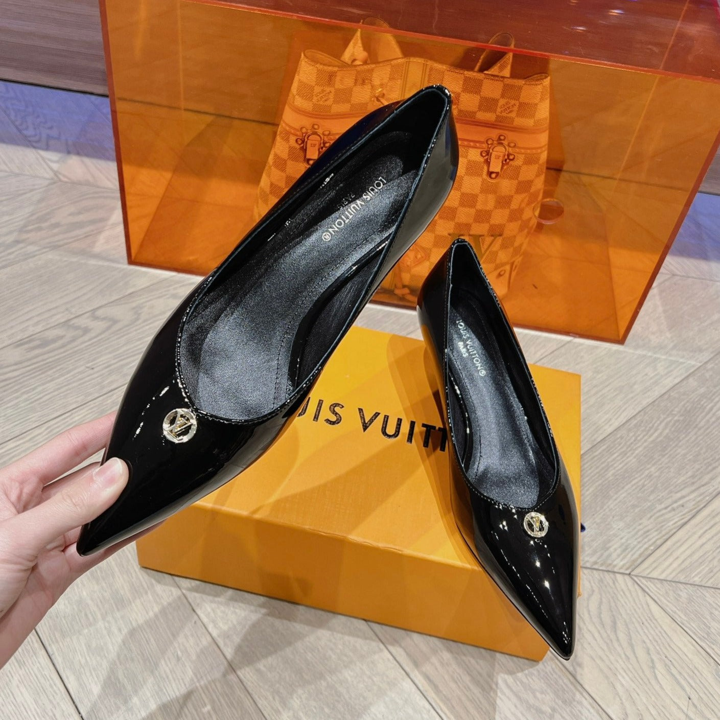 LV SINGLE LOW HEEL PUMP SHINY BLACK - 34