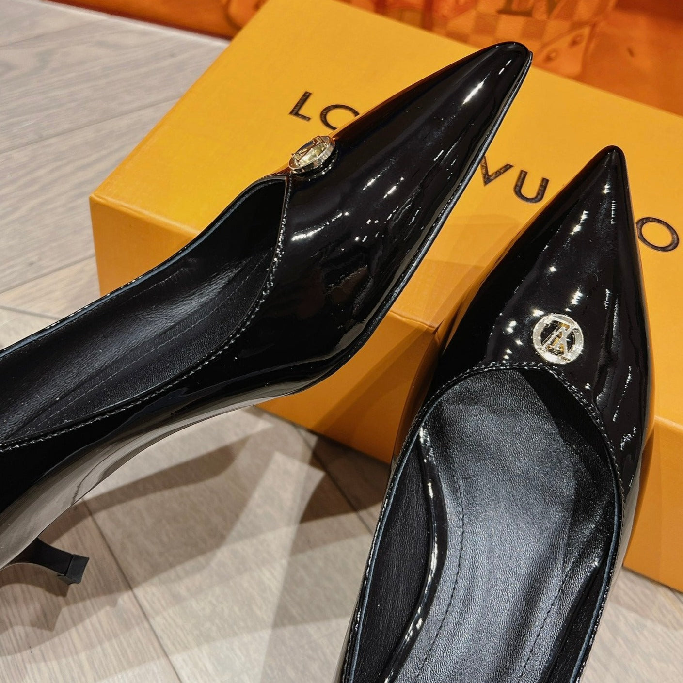 LV SINGLE LOW HEEL PUMP SHINY BLACK - 34
