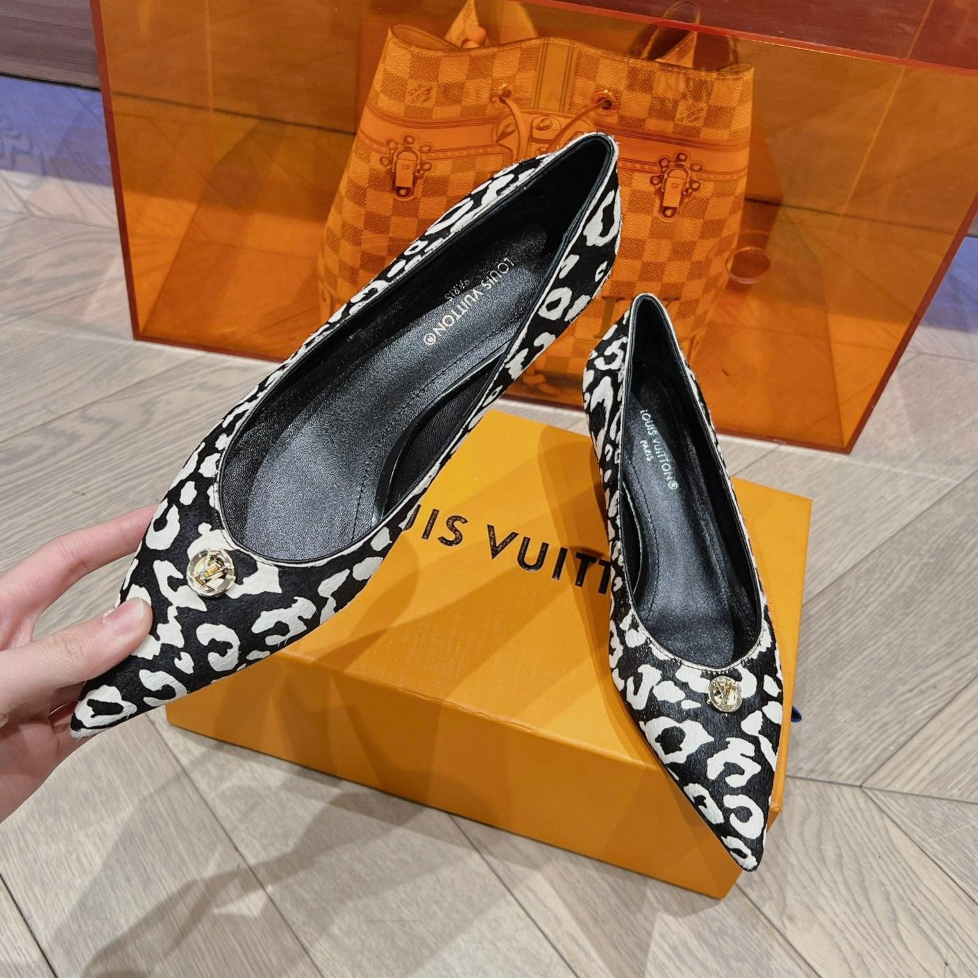LV SINGLE LOW HEEL PUMP WHITE LEOPARD - 34