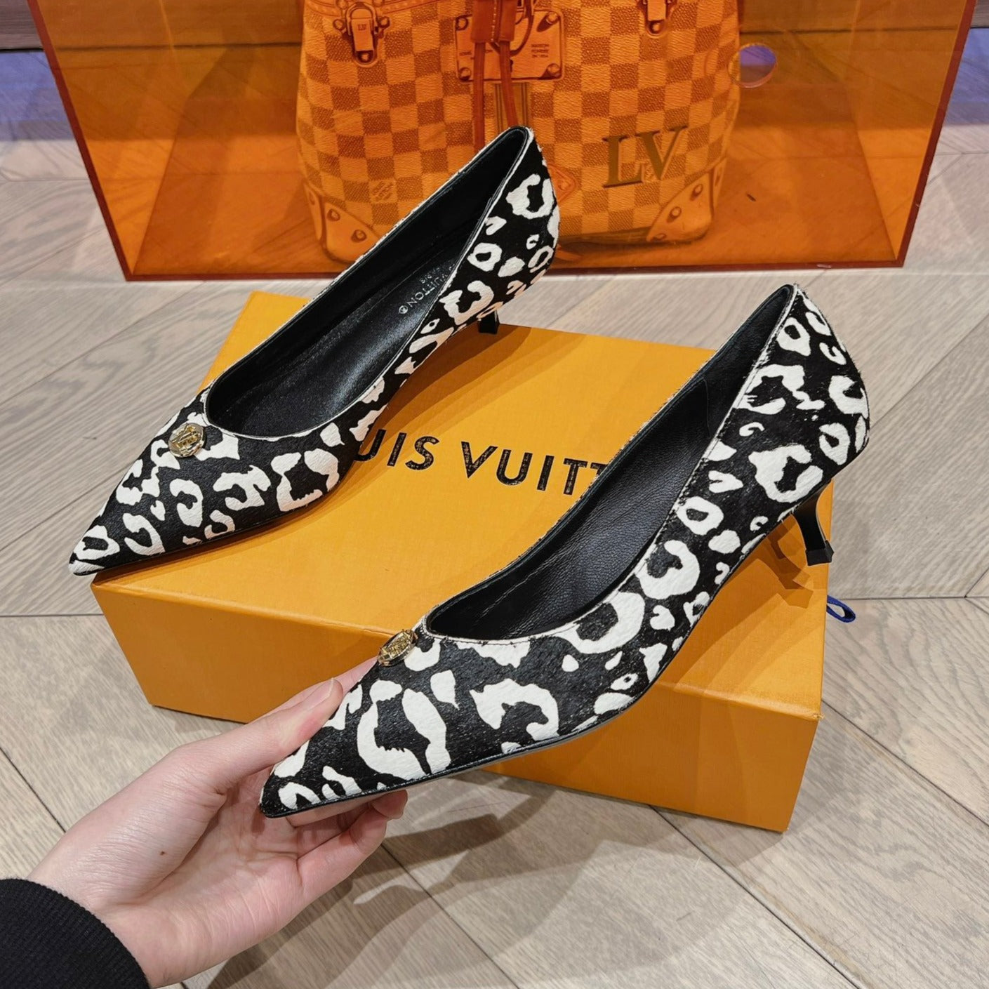 LV SINGLE LOW HEEL PUMP WHITE LEOPARD - 34