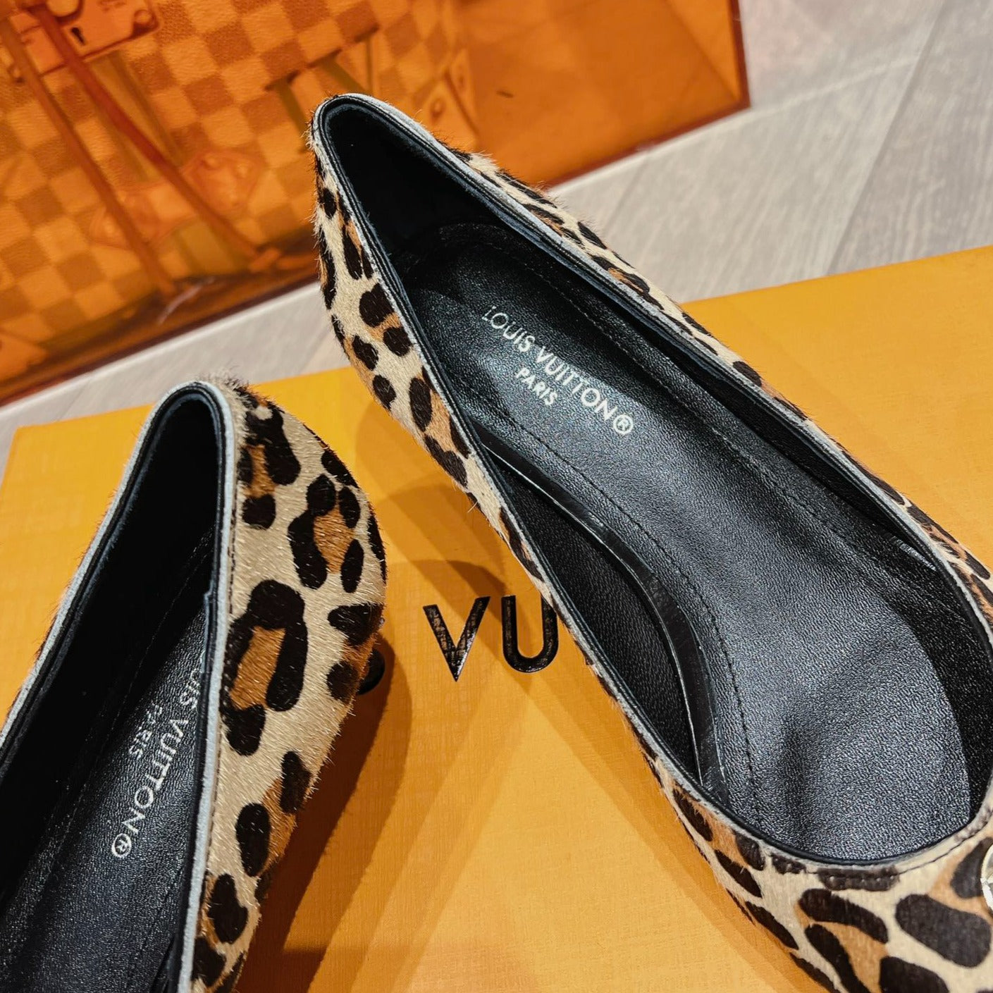 LV SINGLE LOW HEEL PUMP YELLOW LEOPARD - 34