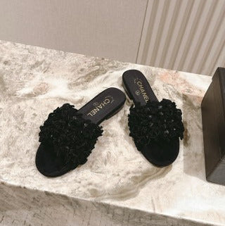 ШЛЬОПАНЦІ CHANEL 26S CAMELIA З ЧОРНОЇ ОВЕЧОЇ ШКІРИ З БІСЕРОМ