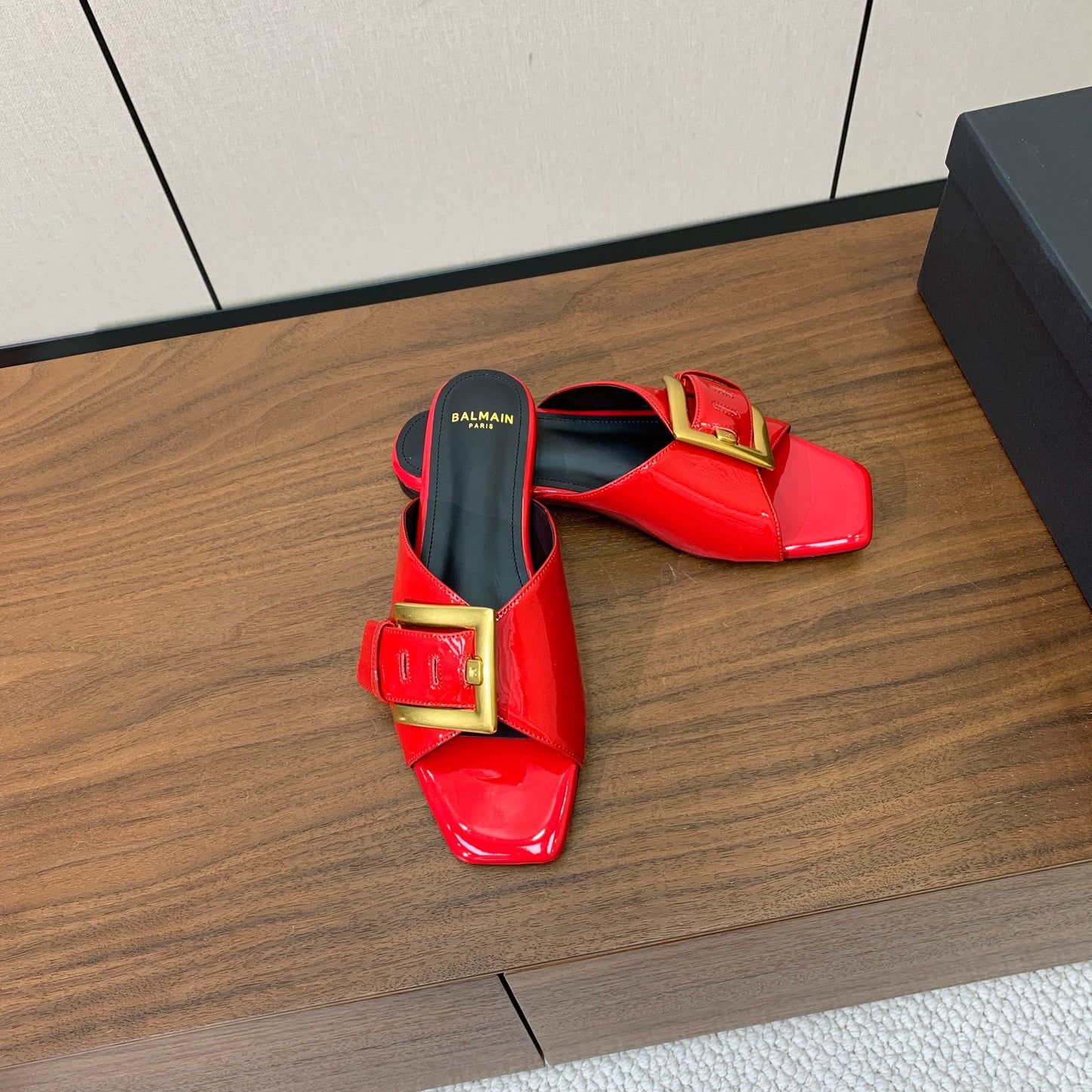 BALMAIN 26S B-BELT ПЛОСКІ САНДАЛІ З ЧЕРВОНОЇ ТЕЛЯЧОЇ ШКІРИ