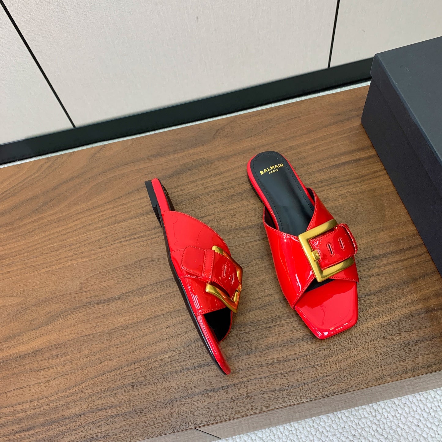 BALMAIN 26S B-BELT ПЛОСКІ САНДАЛІ З ЧЕРВОНОЇ ТЕЛЯЧОЇ ШКІРИ