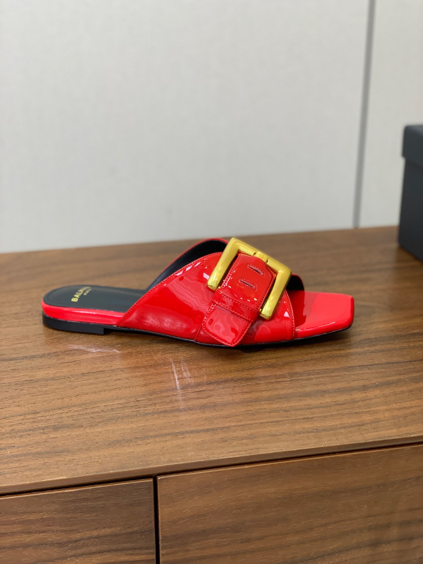 BALMAIN 26S B-BELT ПЛОСКІ САНДАЛІ З ЧЕРВОНОЇ ТЕЛЯЧОЇ ШКІРИ