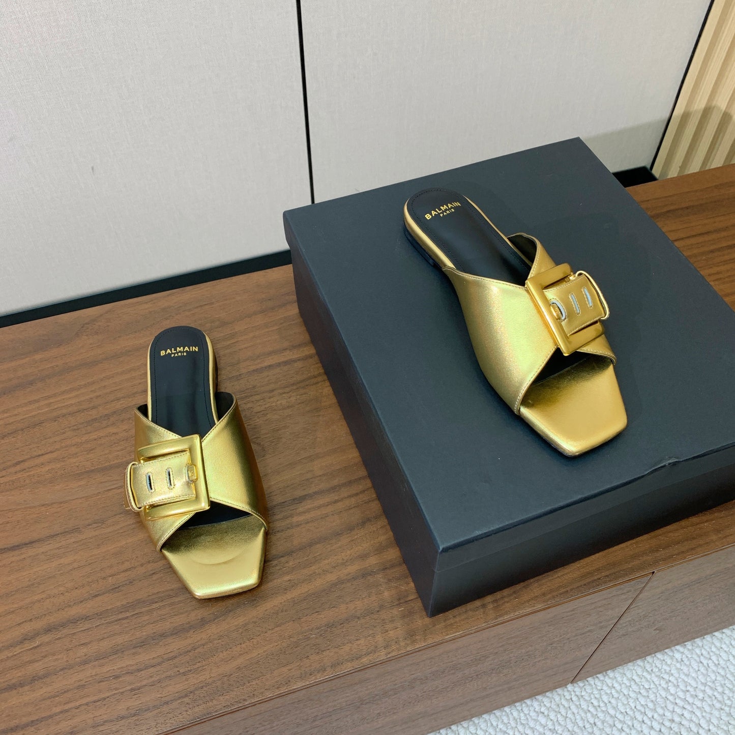 БАЛЬМЕН 26S ПЛОСКІ САНДАЛІЇ B-BELT З ТЕЛЯЧОЇ ШКІРИ МЕТАЛІК ЗОЛОТОГО КОЛЬОРУ