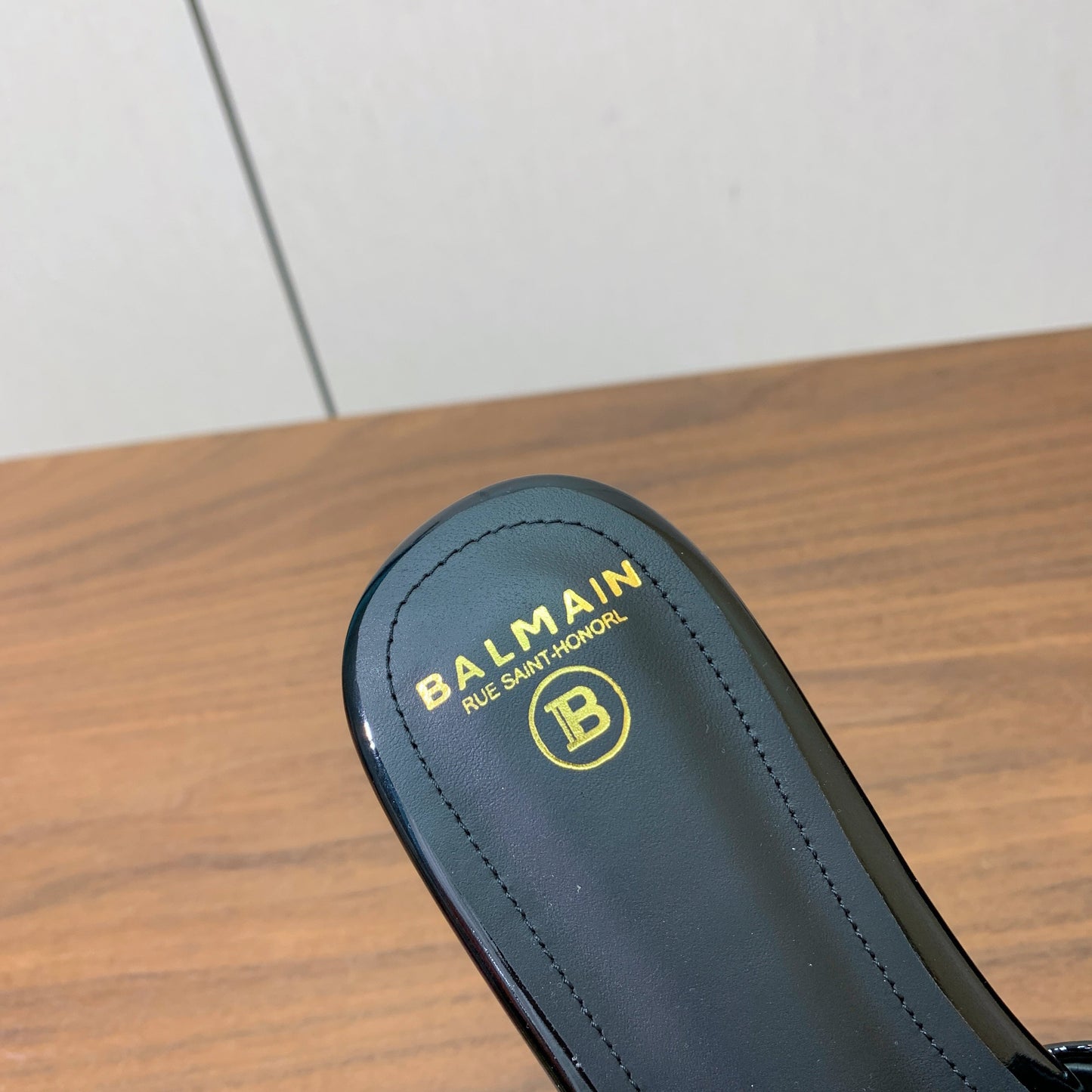 ШЛЬОПАНЦІ BALMAIN 26S З ДЕКОРОМ У ВИГЛЯДІ ГУБ З ЧОРНОЇ ЛАКОВАНОЇ ТЕЛЯЧОЇ ШКІРИ ІЗ ЗОЛОТИСТОЮ ФУРНІТУРОЮ