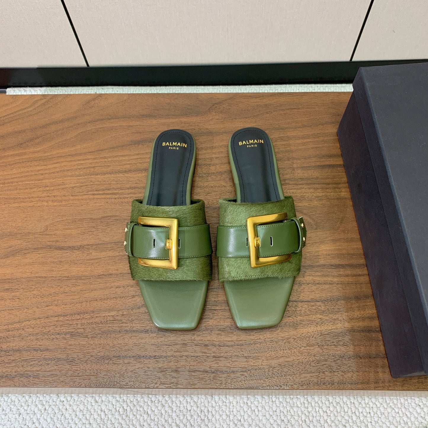 BALMAIN 26S ПЛОСКІ САНДАЛІ B-BELT З ТЕЛЯЧОЇ ШКІРИ ТА ХУТРА ПОНІ ОЛИВКОВОГО КОЛЬОРУ