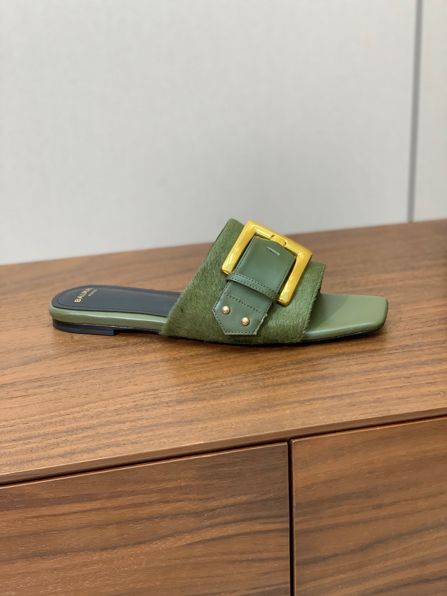 BALMAIN 26S ПЛОСКІ САНДАЛІ B-BELT З ТЕЛЯЧОЇ ШКІРИ ТА ХУТРА ПОНІ ОЛИВКОВОГО КОЛЬОРУ