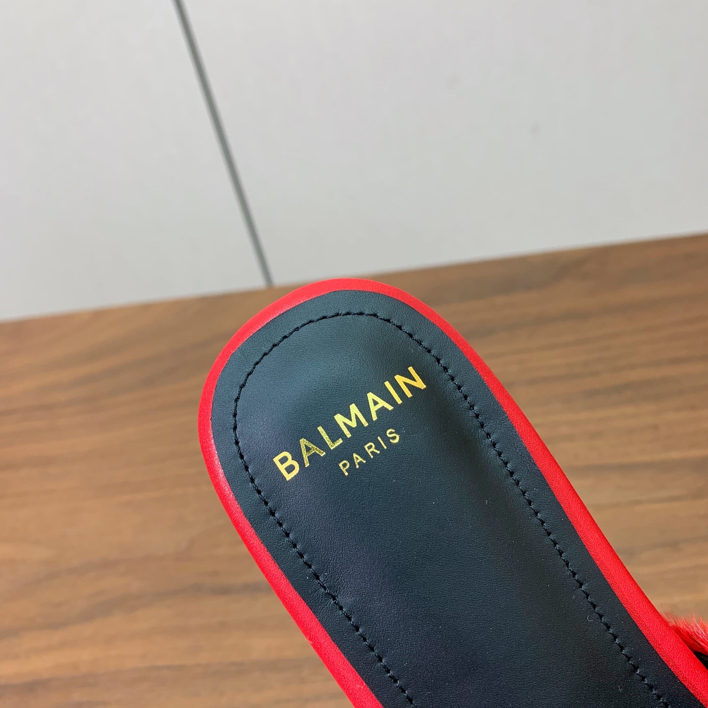 BALMAIN 26S ПЛОСКІ САНДАЛІ B-BELT З ЧЕРВОНОЇ ТЕЛЯЧОЇ ШКІРИ ТА ХУТРА ПОНІ