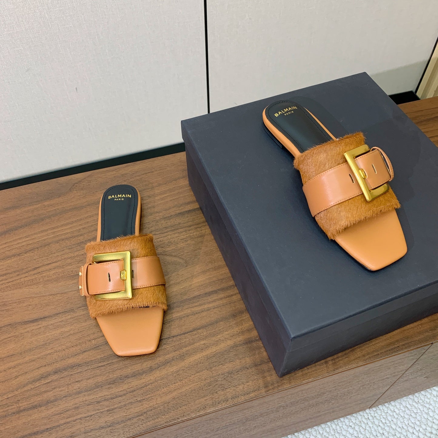 BALMAIN 26S ПЛОСКІ САНДАЛІ B-BELT ЗІ СВІТЛО-КОРИЧНЕВОЇ ТЕЛЯЧОЇ ШКІРИ ТА ВОЛОССЯ ПОНІ
