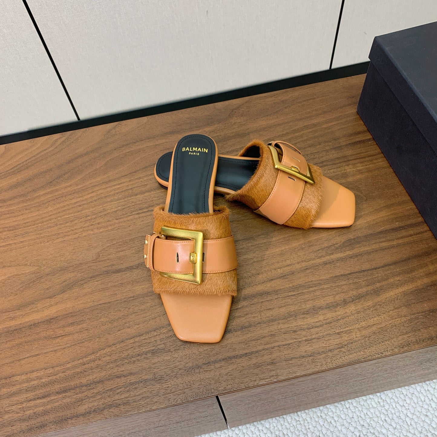 BALMAIN 26S ПЛОСКІ САНДАЛІ B-BELT ЗІ СВІТЛО-КОРИЧНЕВОЇ ТЕЛЯЧОЇ ШКІРИ ТА ВОЛОССЯ ПОНІ