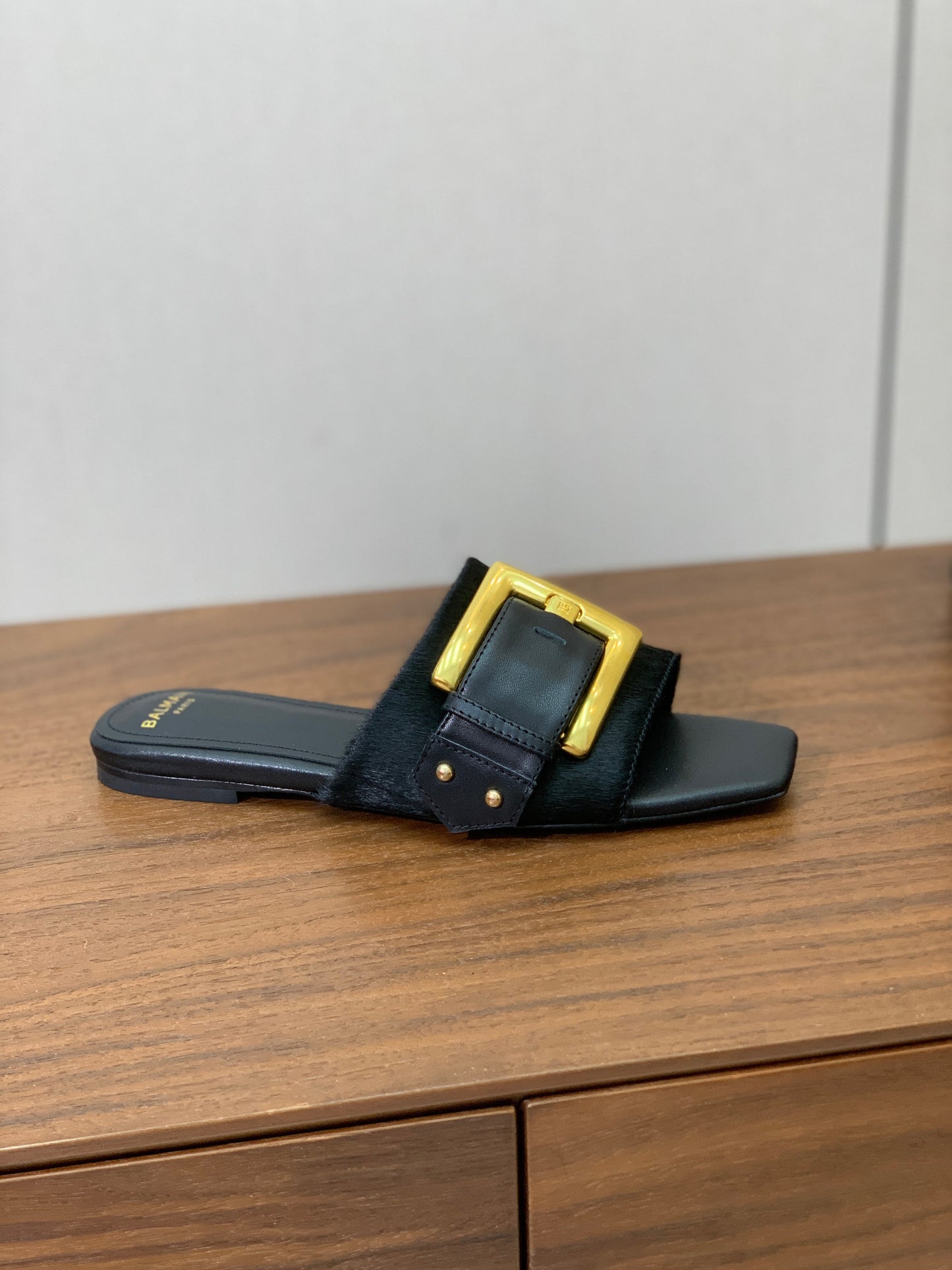 BALMAIN 26S ПЛОСКІ САНДАЛІ B-BELT З ЧОРНОЇ ТЕЛЯЧОЇ ШКІРИ ТА ХУТРА ПОНІ