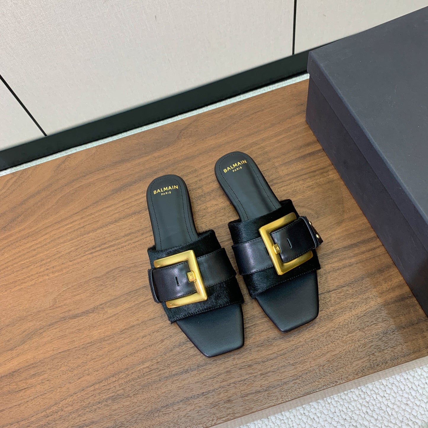 BALMAIN 26S ПЛОСКІ САНДАЛІ B-BELT З ЧОРНОЇ ТЕЛЯЧОЇ ШКІРИ ТА ХУТРА ПОНІ
