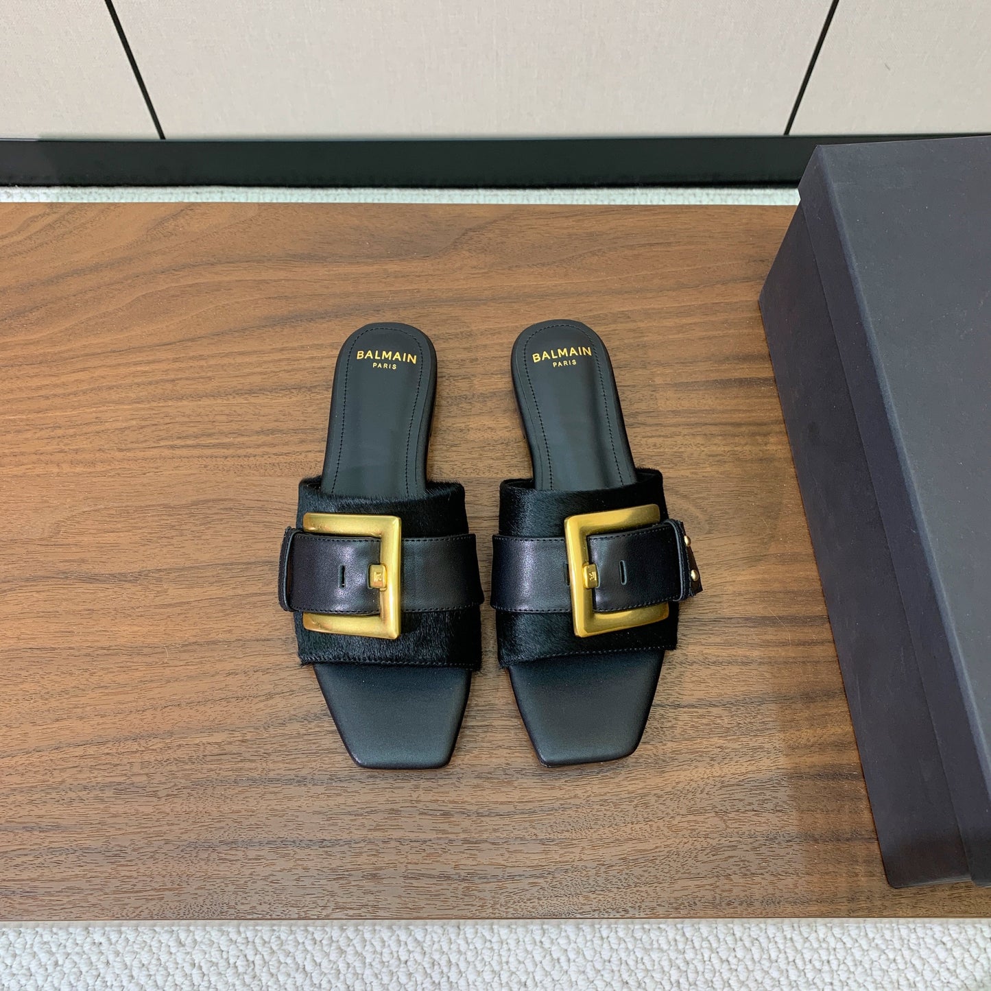 BALMAIN 26S ПЛОСКІ САНДАЛІ B-BELT З ЧОРНОЇ ТЕЛЯЧОЇ ШКІРИ ТА ХУТРА ПОНІ