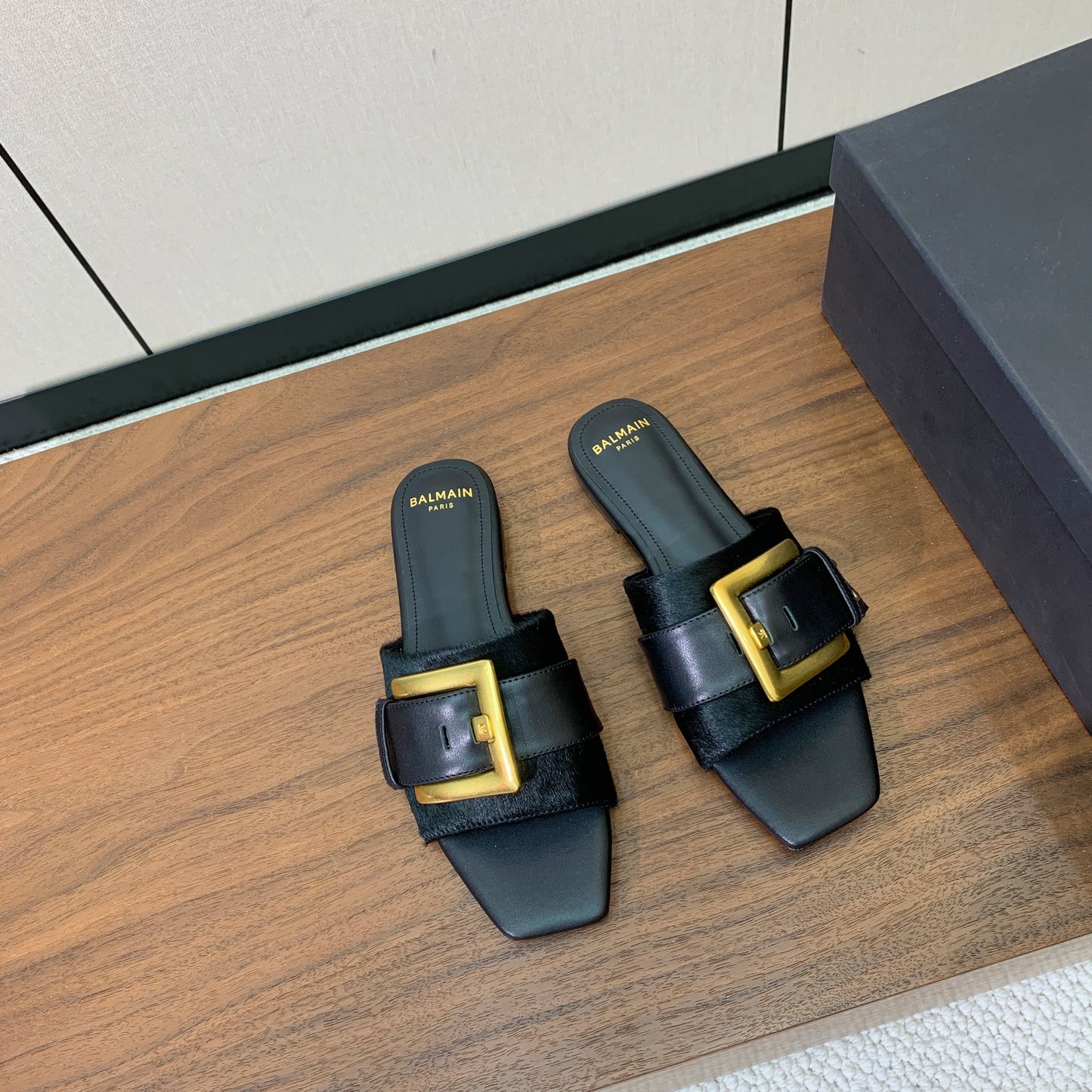 BALMAIN 26S ПЛОСКІ САНДАЛІ B-BELT З ЧОРНОЇ ТЕЛЯЧОЇ ШКІРИ ТА ХУТРА ПОНІ