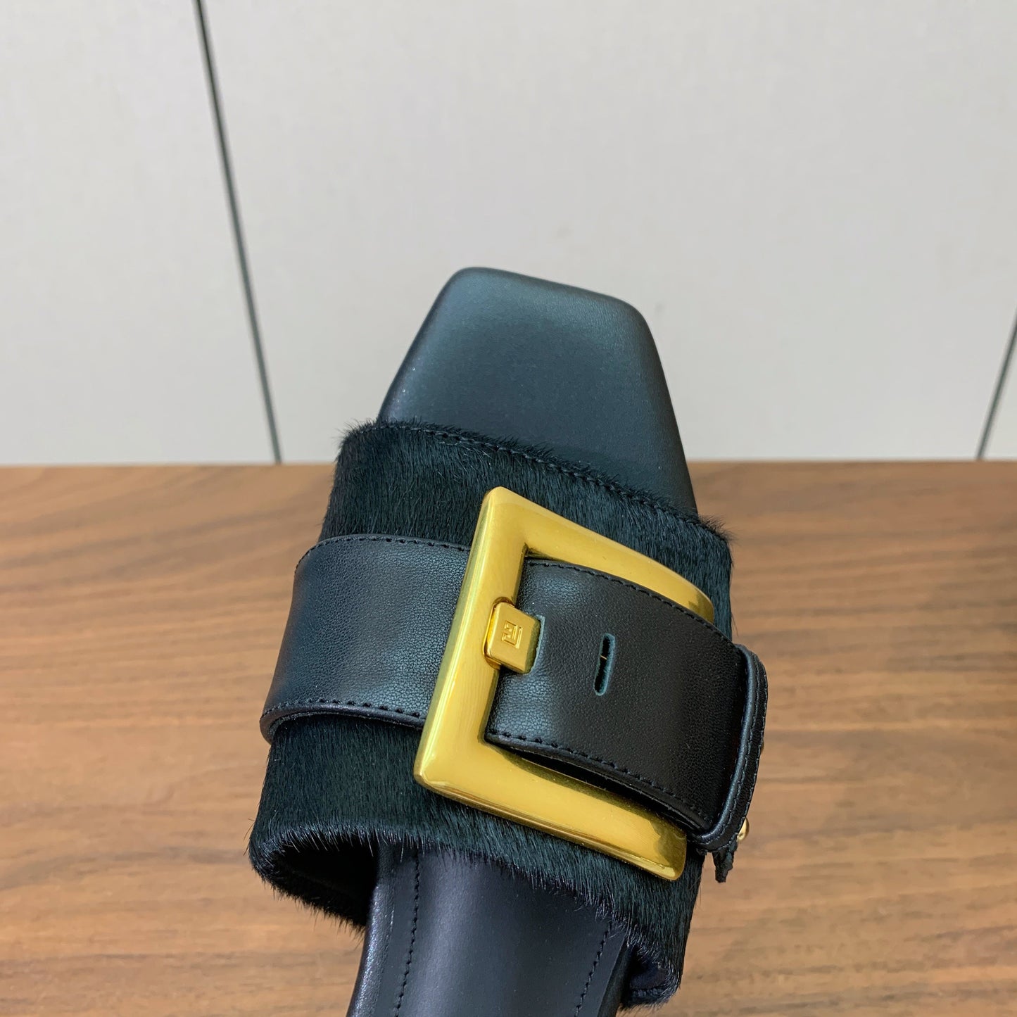 BALMAIN 26S ПЛОСКІ САНДАЛІ B-BELT З ЧОРНОЇ ТЕЛЯЧОЇ ШКІРИ ТА ХУТРА ПОНІ