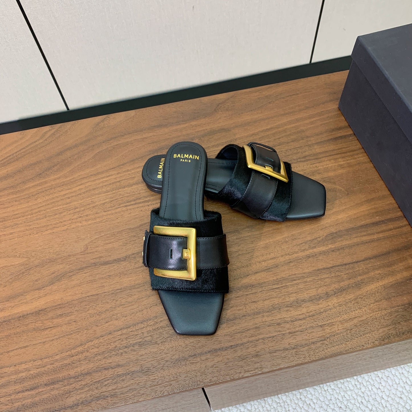 BALMAIN 26S ПЛОСКІ САНДАЛІ B-BELT З ЧОРНОЇ ТЕЛЯЧОЇ ШКІРИ ТА ХУТРА ПОНІ