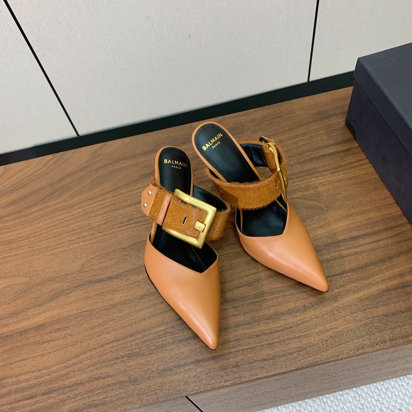 БОСОНІЖКИ-МЮЛІ BALMAIN 26S НА ВИСОКИХ ПІДБОРАХ 95 ММ ЗІ СВІТЛО-КОРИЧНЕВОЇ ТЕЛЯЧОЇ ШКІРИ ТА ХУТРА ПОНІ