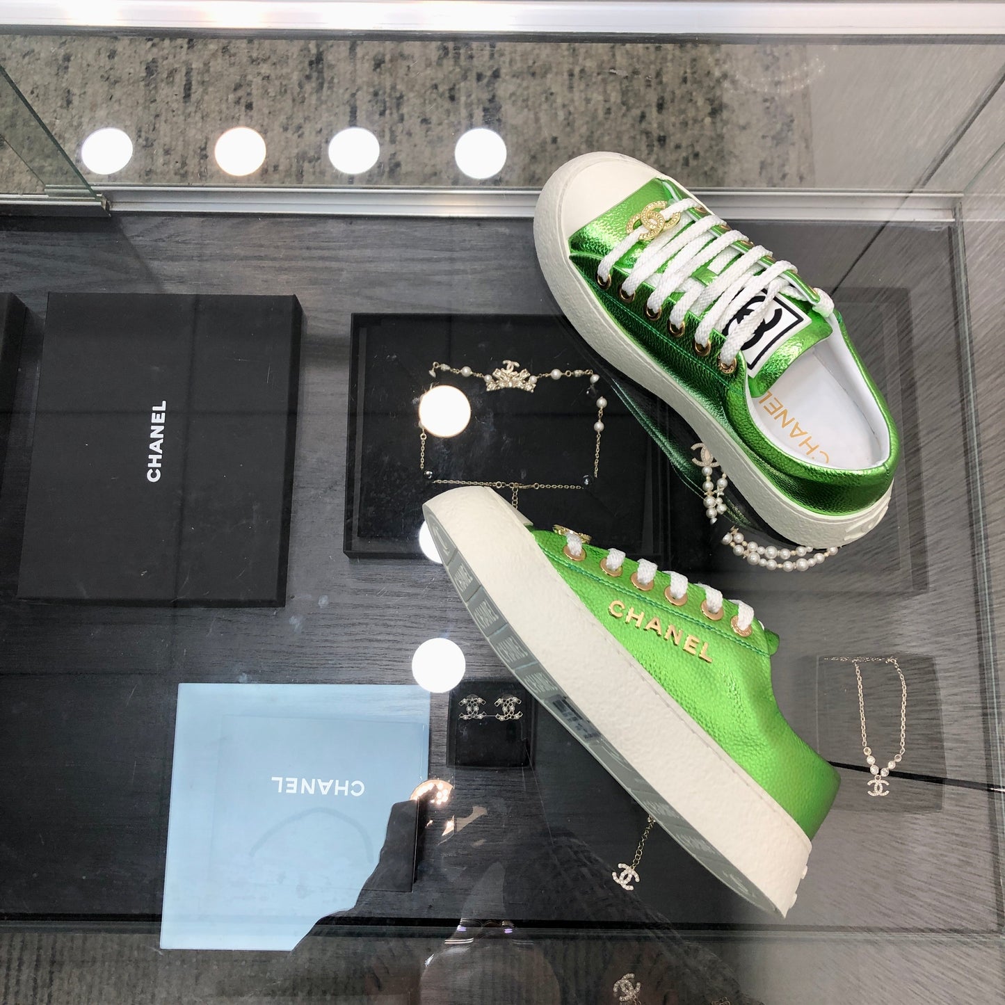 CASUAL SNEAKER IN EMERALD GREEN METALLIC LAMBSKIN WITH GOLD LOGO - 35