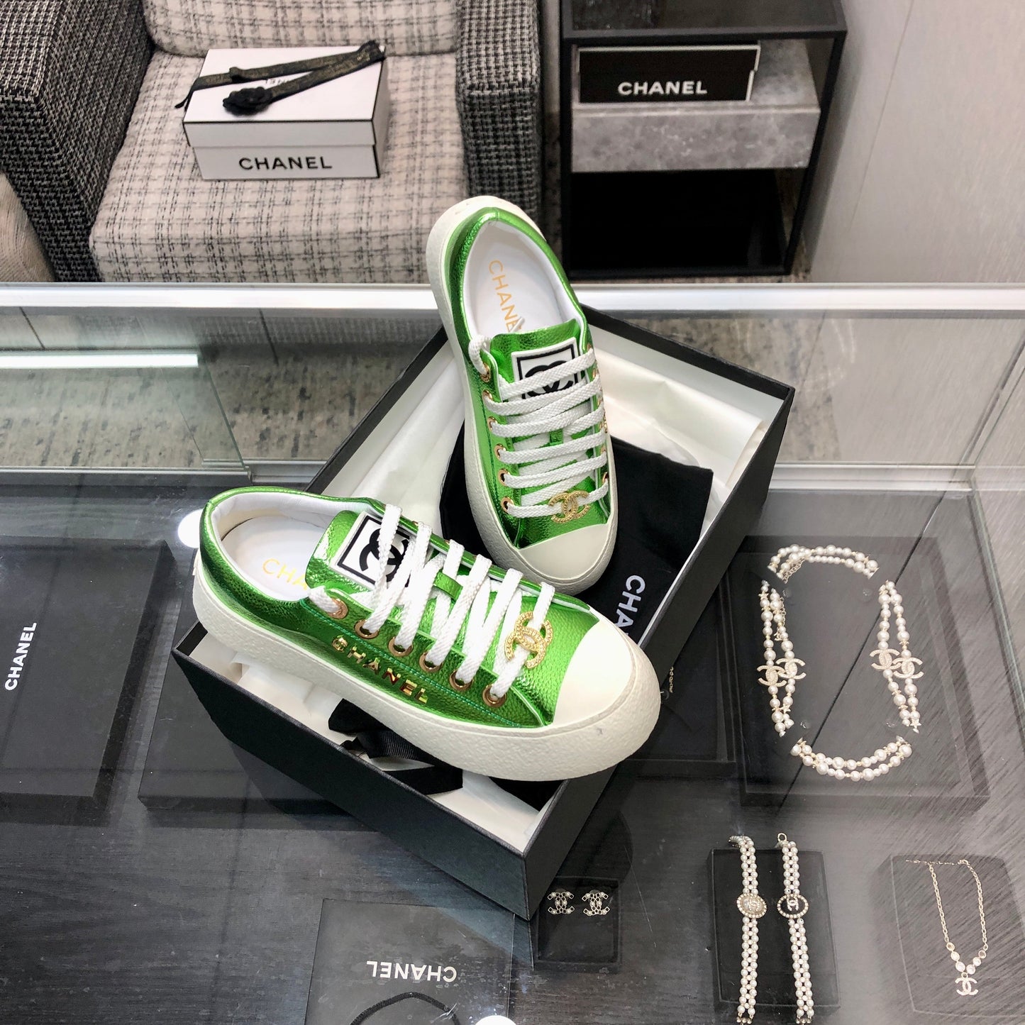 CASUAL SNEAKER IN EMERALD GREEN METALLIC LAMBSKIN WITH GOLD LOGO - 35